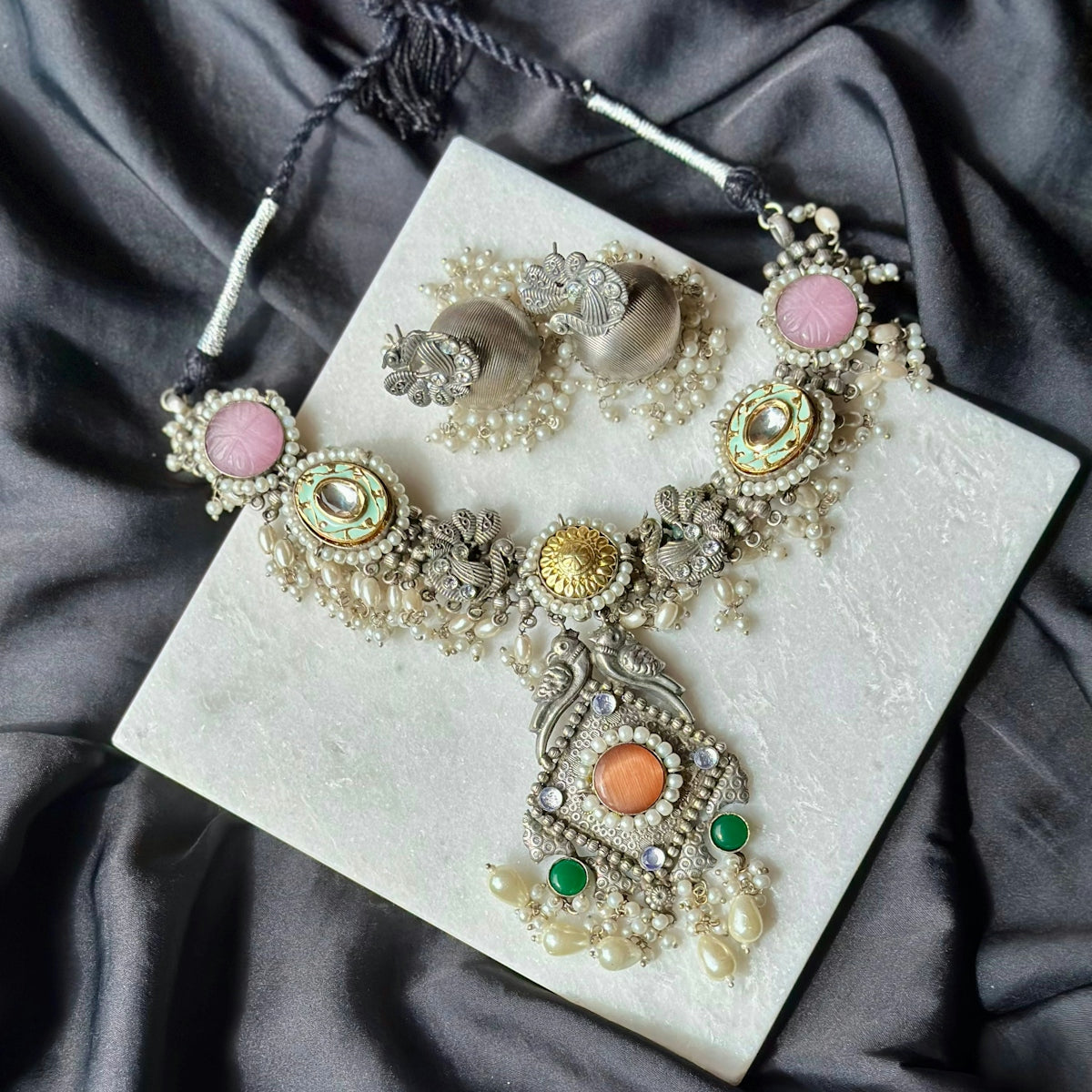 A picture of a necklace and earring set