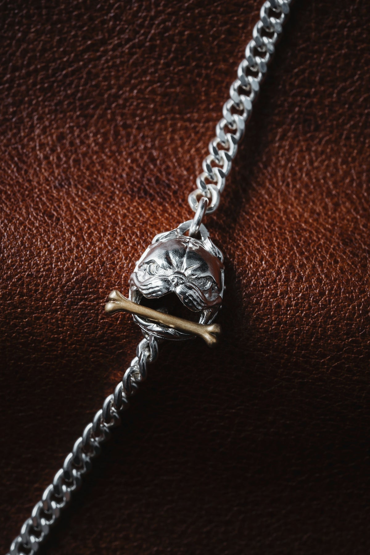 a close up of a chain with a dog head on it