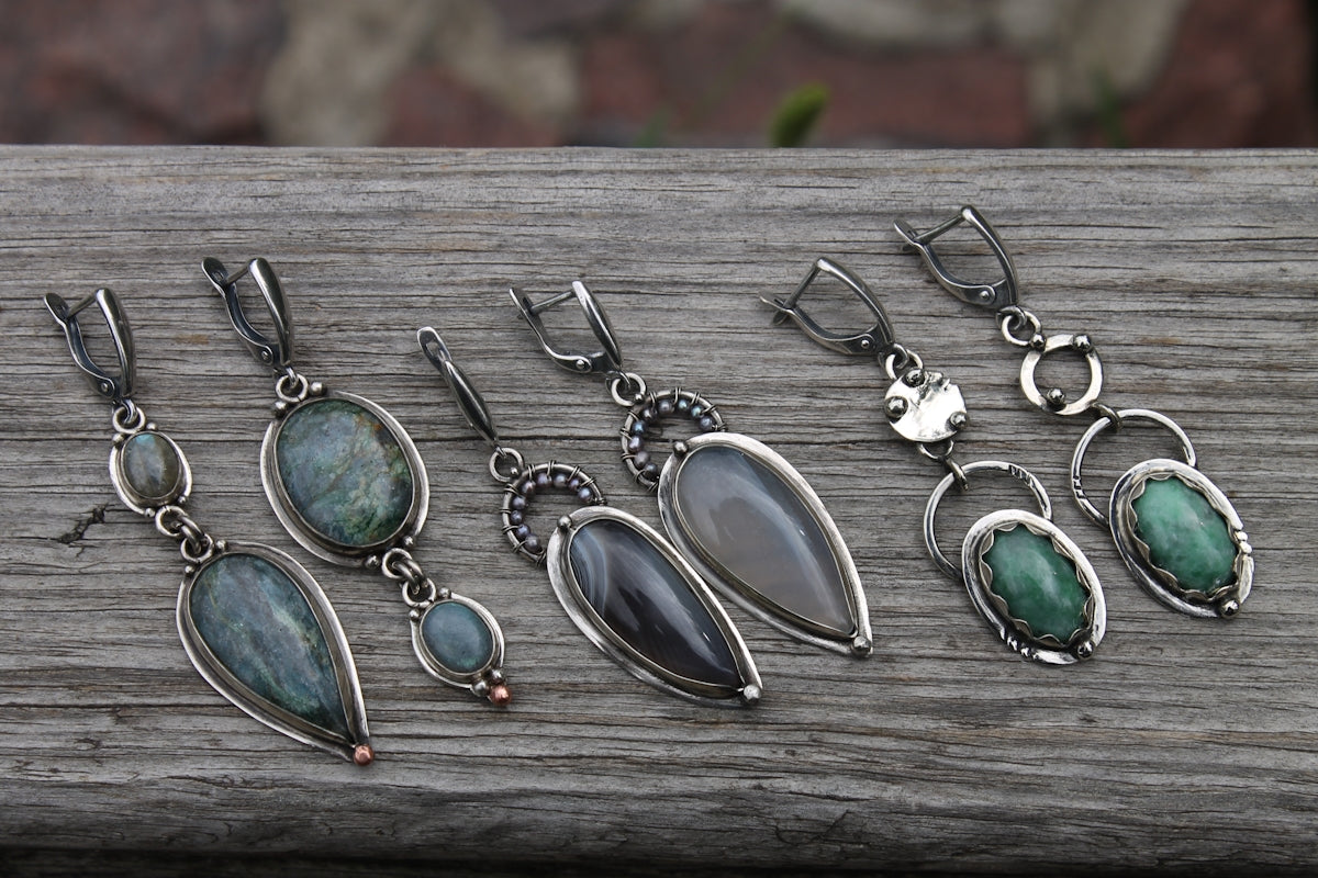 A group of earrings sitting on top of a wooden table