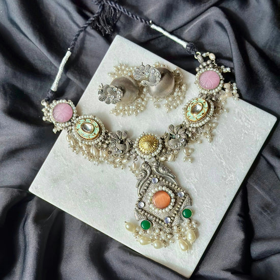 A picture of a necklace and earring set