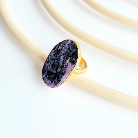 Load image into Gallery viewer, Charoite Flat Oval Ring - Alchemia
