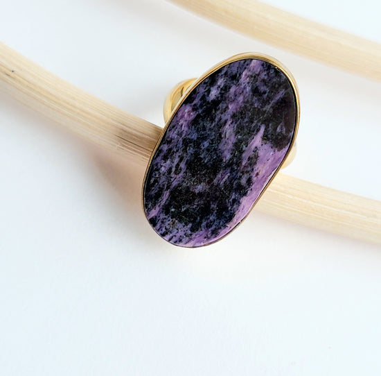 Load image into Gallery viewer, Charoite Flat Oval Ring - Alchemia
