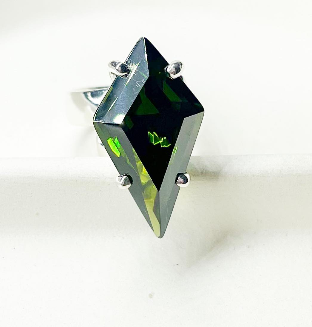 Load image into Gallery viewer, Dark Green Cz Kite Ring-Solid Sterling Silver
